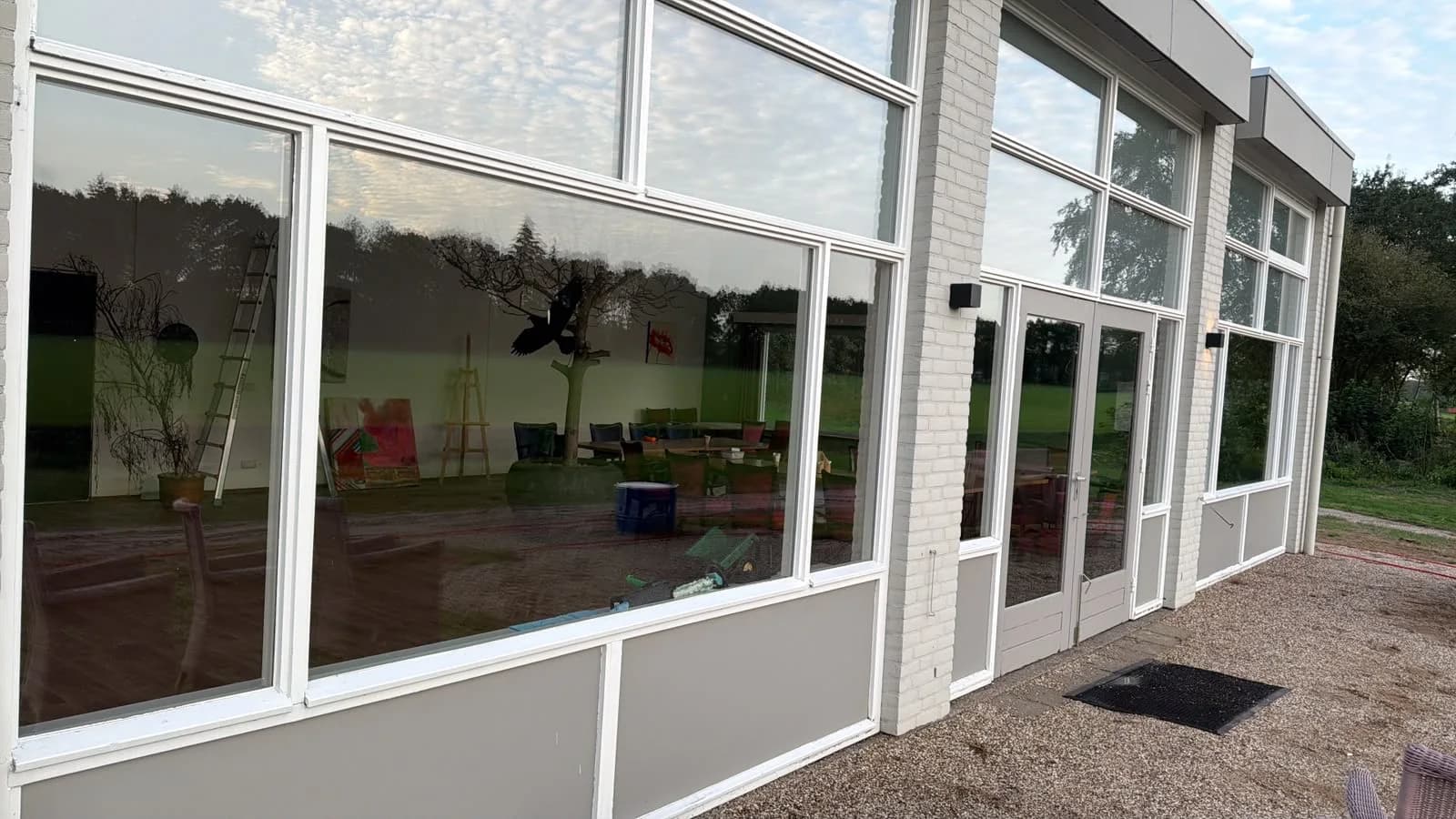 Glazen pui met openslaande deuren, streeploos schoon na het glazenwassen