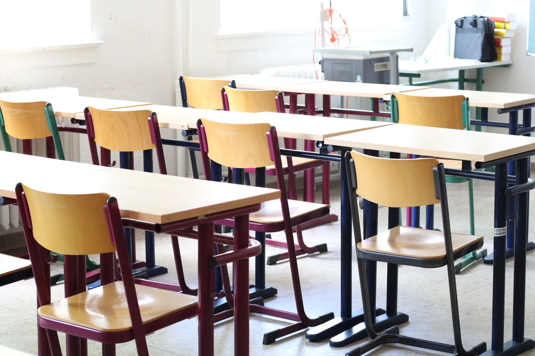 Leeg klaslokaal met opgeruimde tafels en stoelen, klaar voor de volgende dag